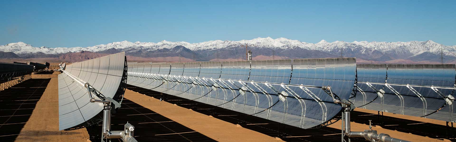 Centrale Noor Ouarzazate avec les montagnes enneigées