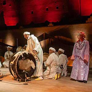 La danse et le chant Ahwach sont l'art traditionnel phare d'Ouarzazate