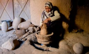 Izza, l’artisane de la terre