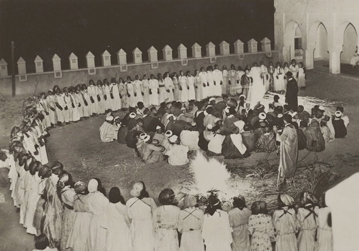 Troupe d'Ahwach autrefois dans la casbah de Tifoultoute
