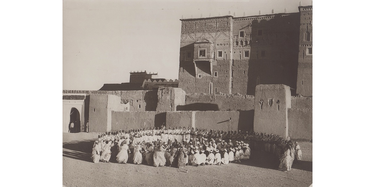 Ahwach devant la kasbah de Taourirte - Source : www.ouarzazate-1928-1956.fr