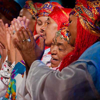 Femmes berbères d'Ouarzazate en costume Ahwach