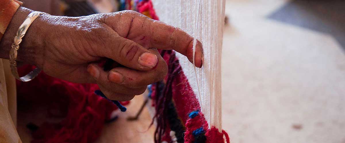 La dextérité des mains des femmes berbères pour le tissage du tapis