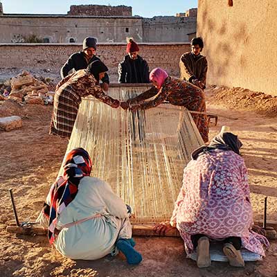 Préparation de la trame d'un tapis berbère