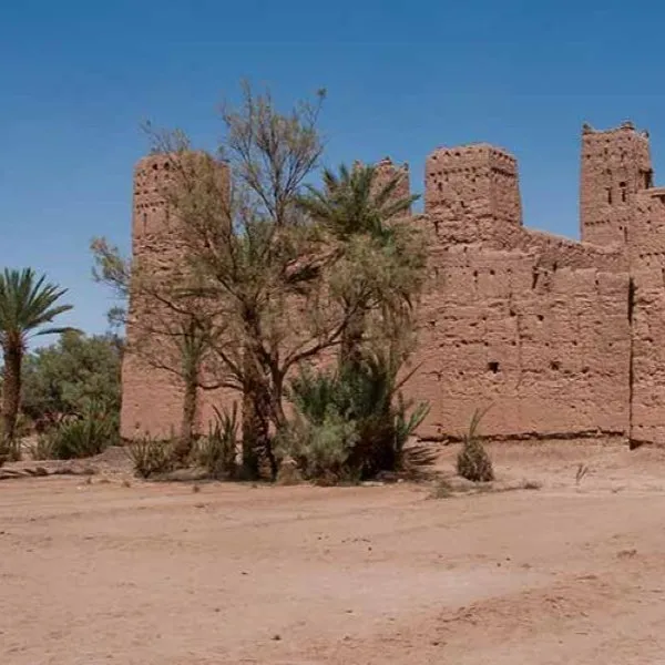 Kasbah en ruine dans la palmeraie de Skoura
