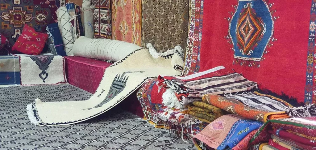 Tapis berbères dans une coopérative de Tazenakhte